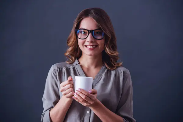 Mujer Joven Atractiva Ropa Casual Gafas Está Sosteniendo Una Taza Fotos De Stock Sin Royalties Gratis