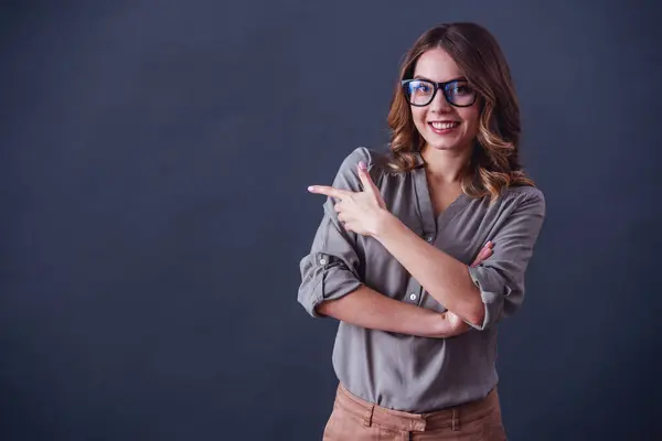 Mujer Joven Atractiva Ropa Casual Inteligente Gafas Está Apuntando Hacia Imagen De Stock