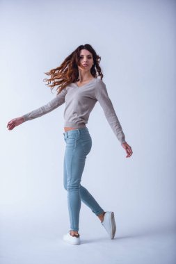 Bir yetişkin mutlu genç güzel kız kameraya gülümseyen beyaz bir arka plan üzerinde portresi