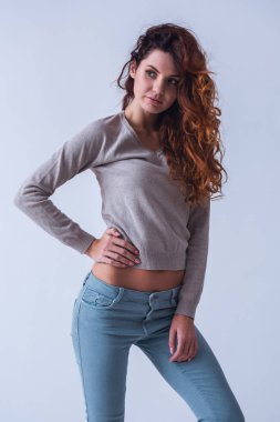 Bir yetişkin mutlu genç güzel kız kameraya gülümseyen beyaz bir arka plan üzerinde portresi