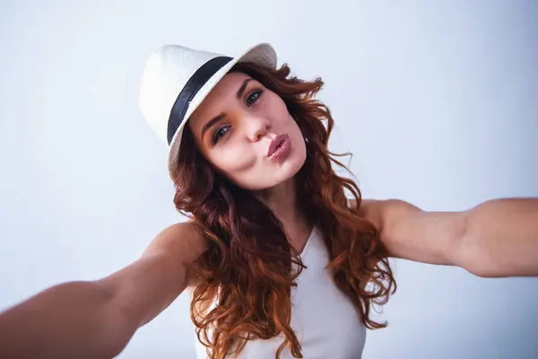 Retrato Una Joven Feliz Con Sombrero Sobre Fondo Blanco Sonriendo Imágenes de stock libres de derechos
