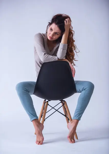 Retrato Uma Jovem Menina Bonita Sentada Uma Cadeira Sorrindo Para Fotografia De Stock