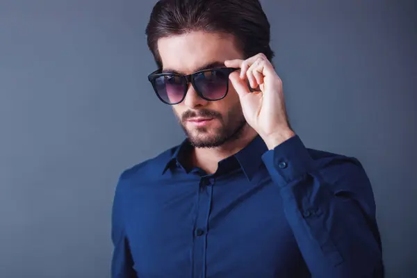 Bonito Empresário Confiante Com Cerda Camisa Azul Escuro Óculos Sol Fotos De Bancos De Imagens