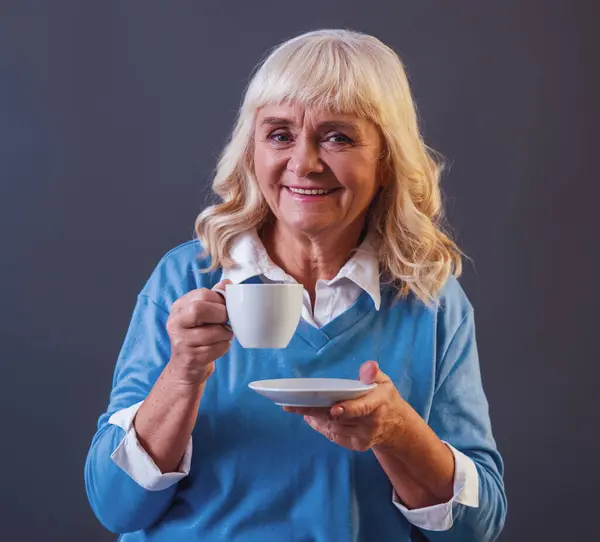 Beautiful Old Lady Casual Clothes Holding Cup Looking Camera Smiling — Stock Photo, Image