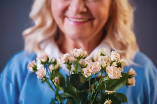 Cropped Image Beautiful Old Lady Casual Clothes Holding Flowers Smiling — Stock Photo, Image