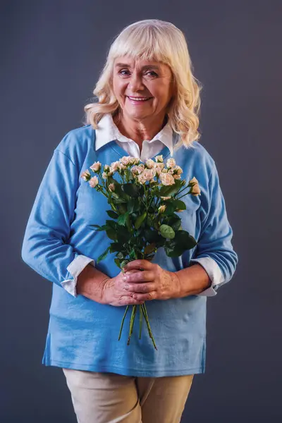 Beautiful Old Lady Casual Clothes Holding Flowers Looking Camera Smiling — Stock Photo, Image
