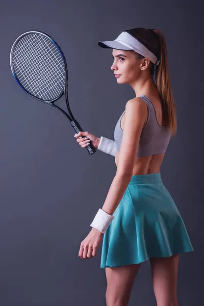 Fata Frumoasă Îmbrăcăminte Sport Deține Rachetă Tenis Fundal Gri Imagini stoc fără drepturi de autor