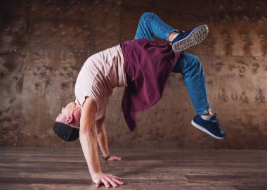 Hileci performans break dans duvar arka planda, Genç adam