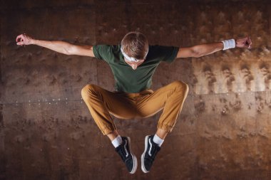 Hileci performans break dans duvar arka planda, Genç adam