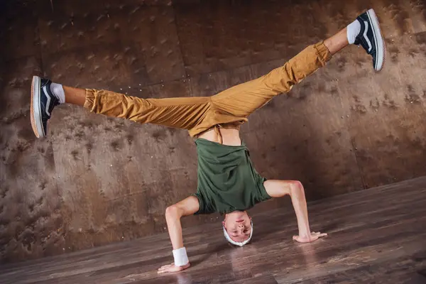 Молодой Человек Танцует Брейк Данс Фоне Стены Выполняя Трюки Стоковое Фото