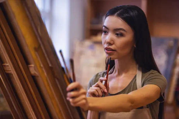 Una Joven Hermosa Mujer Una Artista Pintura Mientras Trabaja Estudio Fotos De Stock Sin Royalties Gratis