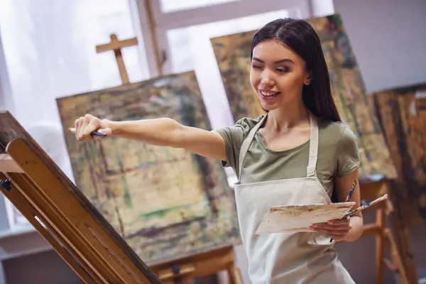 Joven Hermosa Mujer Pintando Artista Mientras Trabaja Estudio Sonriendo Cámara Fotos De Stock Sin Royalties Gratis