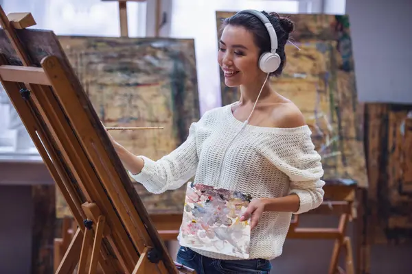 Joven Hermosa Mujer Pintando Artista Mientras Trabaja Estudio Escuchando Música Imágenes De Stock Sin Royalties Gratis