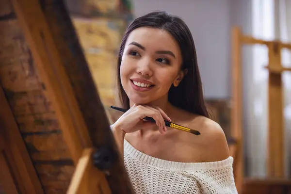 Joven Hermosa Mujer Pintando Artista Mientras Trabaja Estudio Sonriendo Cámara Imagen De Stock