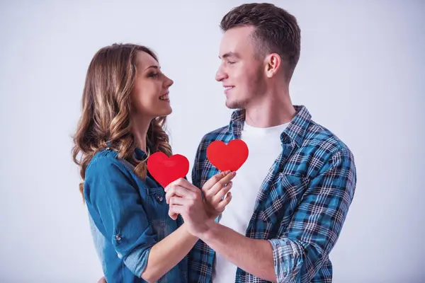 Frumos Cuplu Tânăr Haine Casual Deține Două Inimă Hârtie Roșie Imagine de stoc