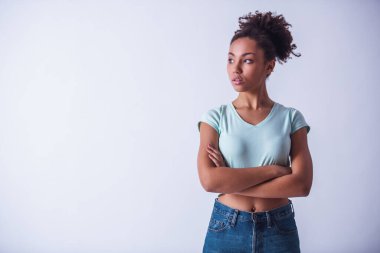 Düşünceli kız başka tarafa bakıyor ve düşünüyor, beyazlar içinde soyutlanmış