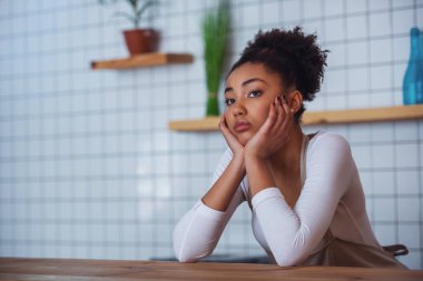 Güzel Afro Amerikan önlük dalgın barista bara yaslanmış sayaç