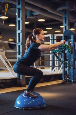 Güzel genç kadın spor eğitim sırasında