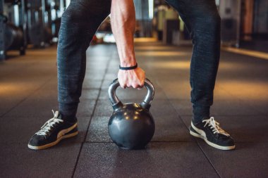 Spor eğitim sırasında güçlü delikanlı