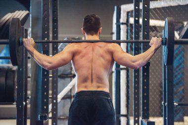 Spor eğitim sırasında güçlü delikanlı