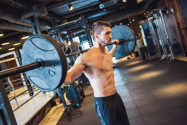 Spor eğitim sırasında güçlü delikanlı