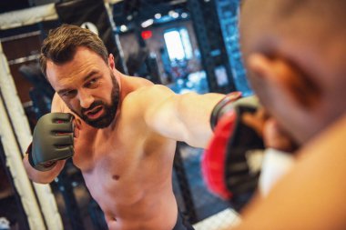 Boks eldivenleri ve şort iki adam kafese mücadele ediyoruz