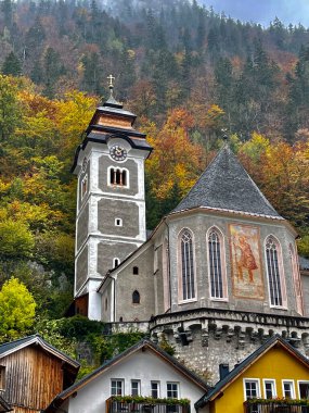 Sonbaharda dağlardaki kilise, Katholische Pfarrkirche Hallstatt, Avusturya