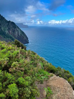Okyanus üzerindeki kayalıklarda yol, Madeira, Portekiz