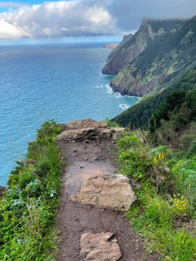 Okyanus üzerindeki kayalıklarda yol, Funchal, Portekiz