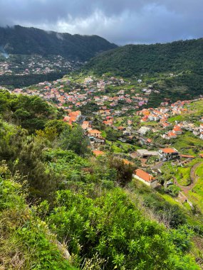 Tropikal bitki örtüsündeki küçük bir kasaba, Madeira, Portekiz