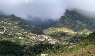 Madeira 'da yağmurlu bir gün, Portekiz' in Sao Vicente kasabasında manzara