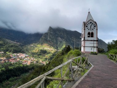 Madeira 'da yağmurlu bir gün, Portekiz' in Sao Vicente kasabasında manzara