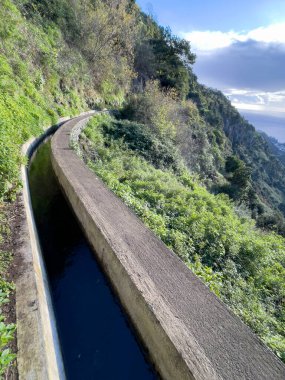 Portekiz, Madeira Adası 'nda levada boyunca harika bir yürüyüş parkuru.