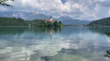 Slovenya, Bled Gölü 'nde sessiz bir su alanı. Arka planda Kale Müzesi ve Rocky Dağı var.