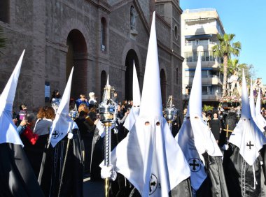 Torrevieja, İspanya - 7 Nisan 2023: Torrevieja, Spai 'deki Kutsal Hafta Geçit Töreni sırasında Nazarenos Grubu