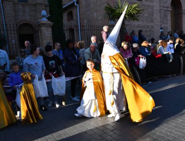 Torrevieja, İspanya - 7 Nisan 2023: Torrevieja, Spai 'de düzenlenen Kutsal Hafta Geçidi sırasında Nazarenos