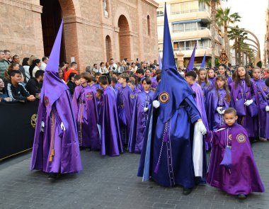 Torrevieja, İspanya - 7 Nisan 2023: Torrevieja, Spai 'de düzenlenen Kutsal Hafta Geçidi sırasında Nazarenos