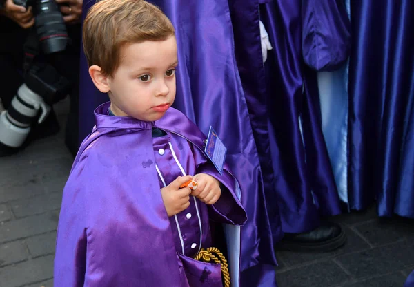 Torrevieja Hiszpania Kwietnia 2023 Mały Chłopiec Uczestniczący Procesji Semana Santa — Zdjęcie stockowe