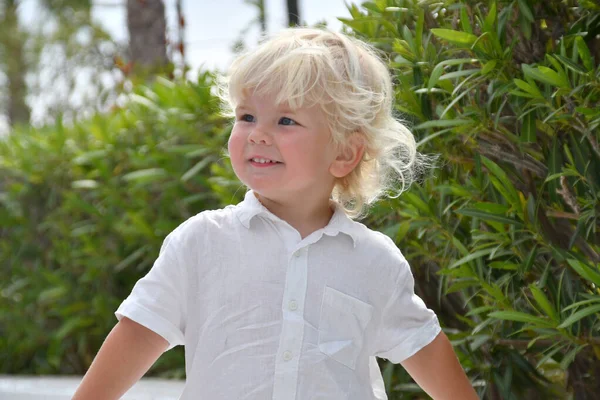 Emocjonalny Portret Uroczego Dziecka Podekscytowany Lata Blondynka Biały Chłopiec — Zdjęcie stockowe