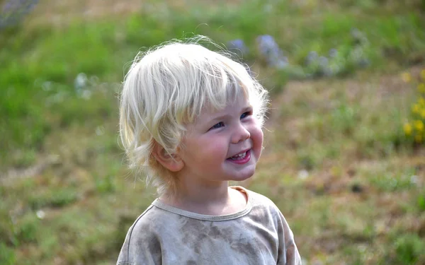 Εξωτερική Πορτρέτο Του Ένα Χαρούμενο Χαμόγελο Ετών Αγόρι Ανοιχτό Ξανθά — Φωτογραφία Αρχείου