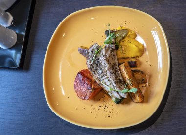 Sebzeli ve domatesli ızgara tavuk.