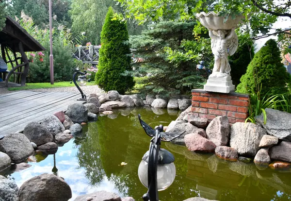 Маленький Садовий Ставок Мініатюрними Бронзовими Скульптурами Литві Європа Ліцензійні Стокові Фото