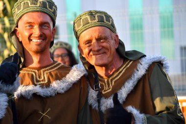 TORREVİEJA, İSPAN HAZİRAN 5, 2024: 3 bilge adam geçit töreni. Üç Magi Cabalgata de los Reyes Magos 'un Şenlik Süvari Alayına katılanlar