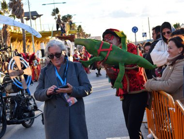 TORREVİEJA, İSPAN HAZİRAN 5, 2024: 3 bilge adam geçit töreni. Üç Magi Cabalgata de los Reyes Magos 'un Şenlik Süvari Alayına katılanlar