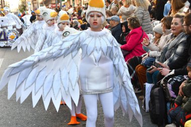 TORREVIEJA, İspanya 4 Şubat 2024: Yıllık Karnaval Geçidi katılımcıları. İspanya 'da Mardi Gras