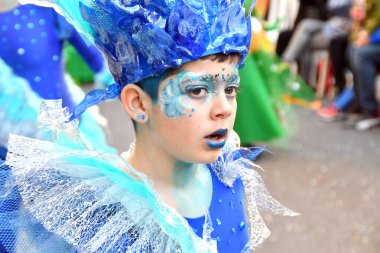 TORREVIEJA, İspanya 4 Şubat 2024: Yıllık Karnaval Geçidi katılımcıları. İspanya 'da Mardi Gras