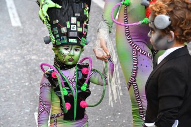 TORREVIEJA, İspanya 4 Şubat 2024: Yıllık Karnaval Geçidi katılımcıları. İspanya 'da Mardi Gras