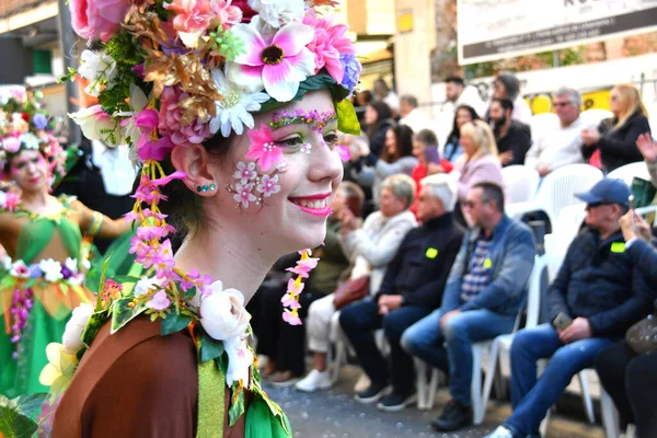 TORREVIEJA, İspanya 4 Şubat 2024: Yıllık Karnaval Geçidi katılımcıları. İspanya 'da Mardi Gras