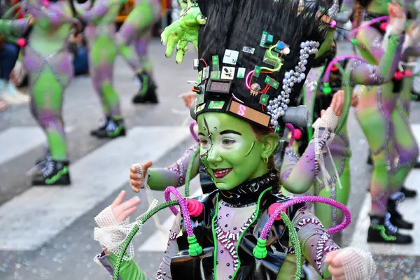 TORREVIEJA, İspanya 4 Şubat 2024: Yıllık Karnaval Geçidi katılımcıları. İspanya 'da Mardi Gras