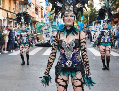 TORREVIEJA, İspanya 4 Şubat 2024: Yıllık Karnaval Geçidi katılımcıları. İspanya 'da Mardi Gras